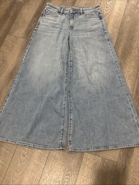Wide-Leg Light Wash Women’s Jeans